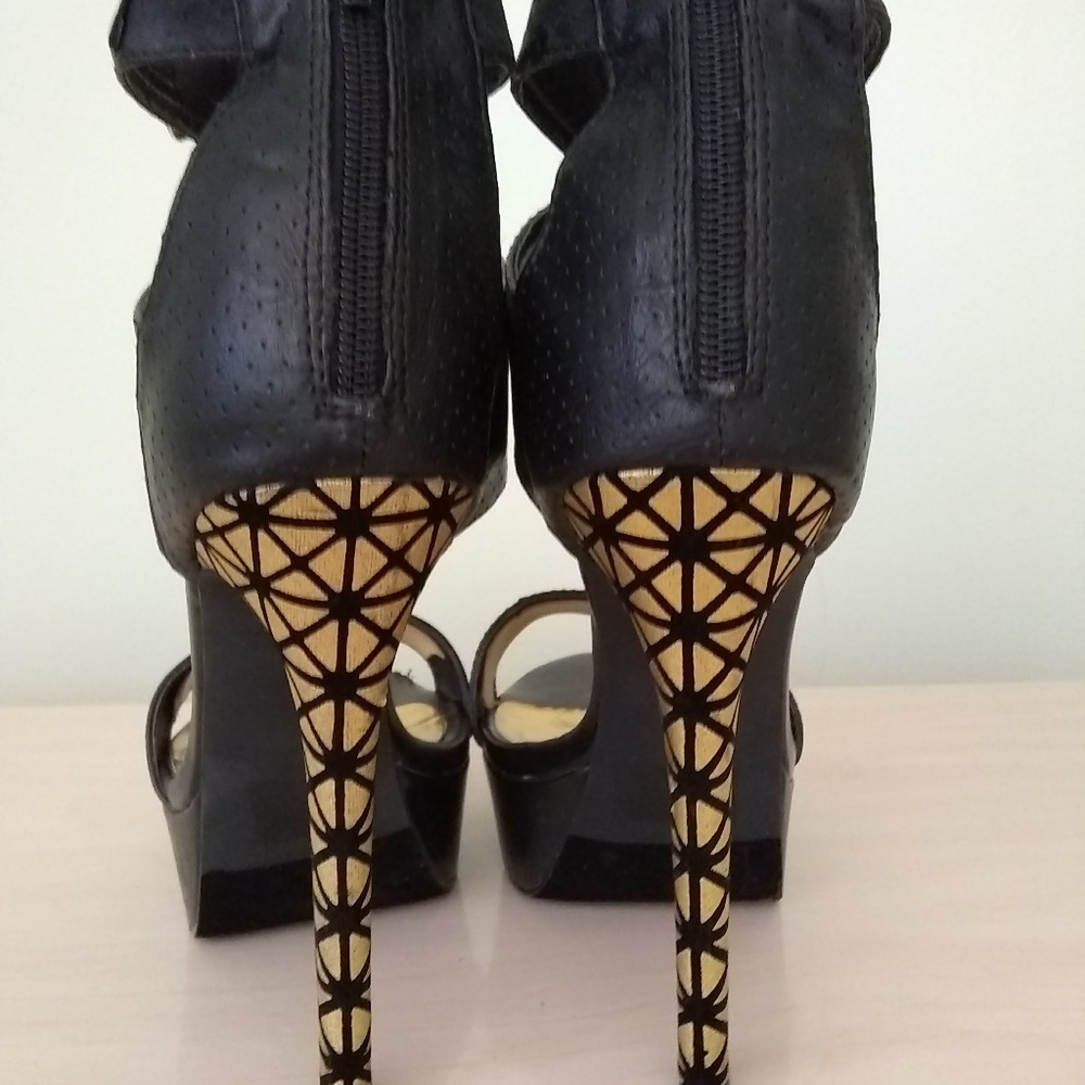 Shoes - Picture 5 of 6